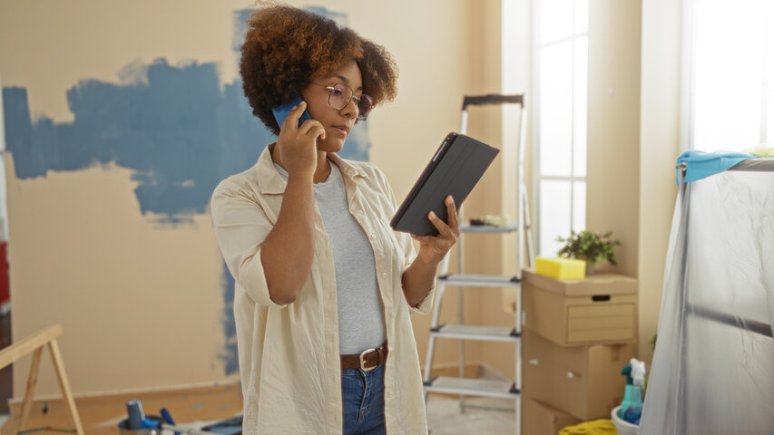 um mulher morando em um imóvel aonde está tendo uma pintura residencial