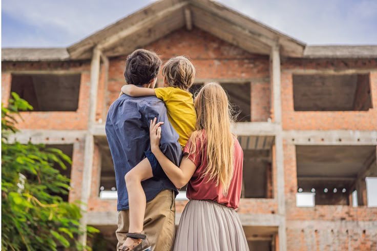 uma familia feliz com a casa deles reformando